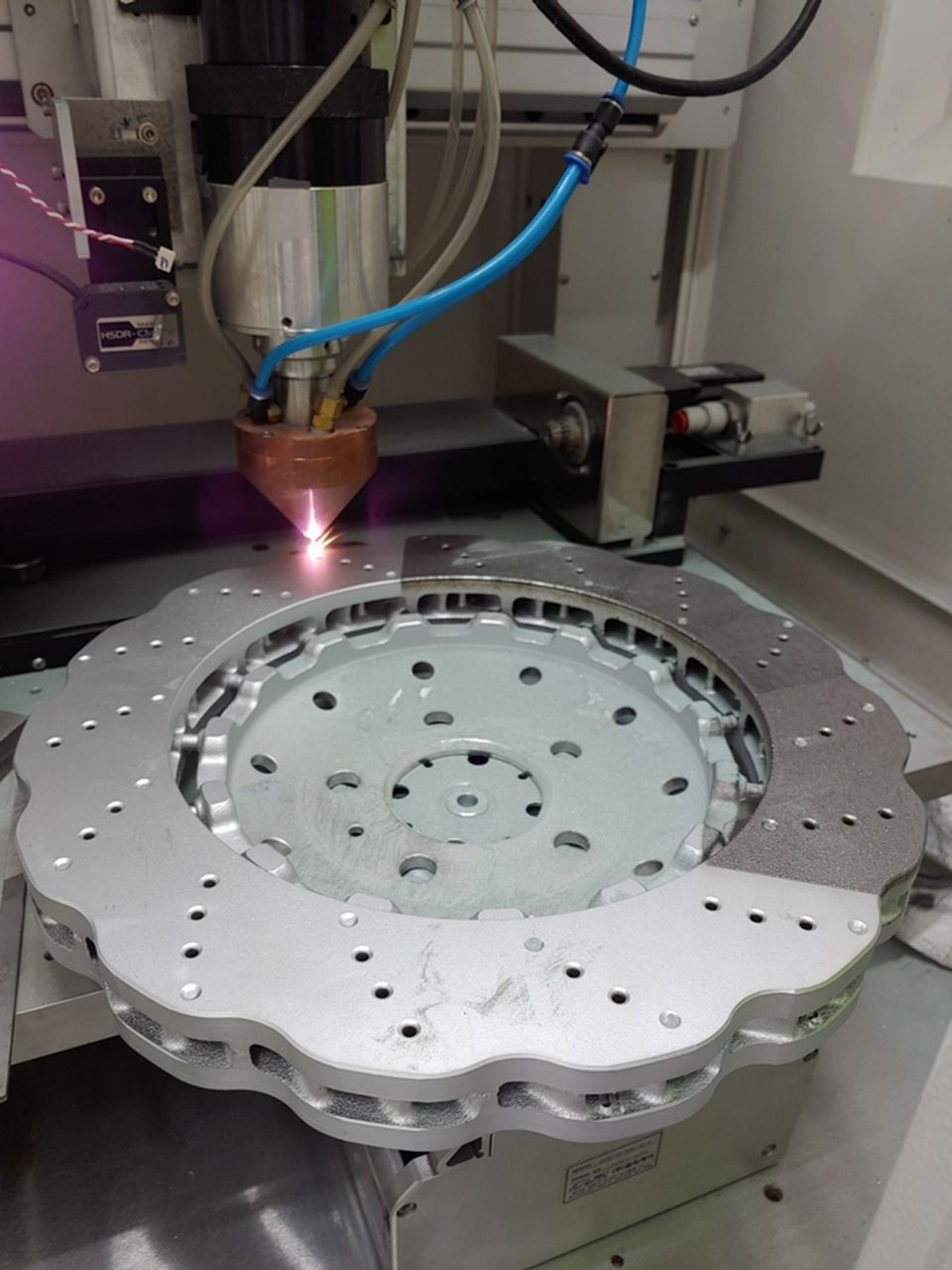 3D 레이저 프린트로 철에 세라믹이 섞인 자동차 디스크 브레이크를 제작하고 있다.