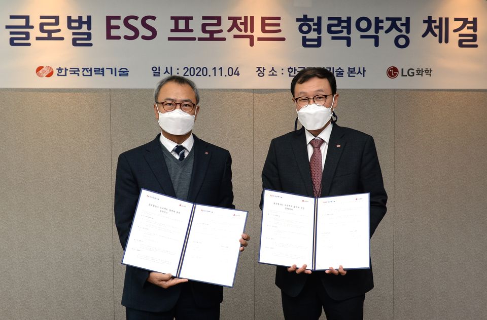 지난 3일 김일배 한전기술 에너지신사업개발처장(오른쪽)과 신영준 LG화학 상무가 ‘글로벌 ESS 프로젝트 협력에 관한 양해각서’ 체결 후 기념촬영을 하고 있다.