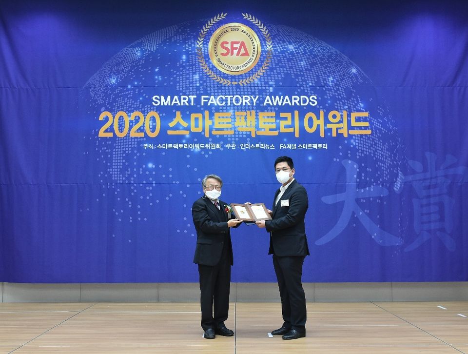 버넥트가 지난 18일 부산 벡스코에서 열린 ‘2020 스마트팩토리어워드’ 시상식에서 ‘AR부문 기술혁신 대상’을 수상했다.