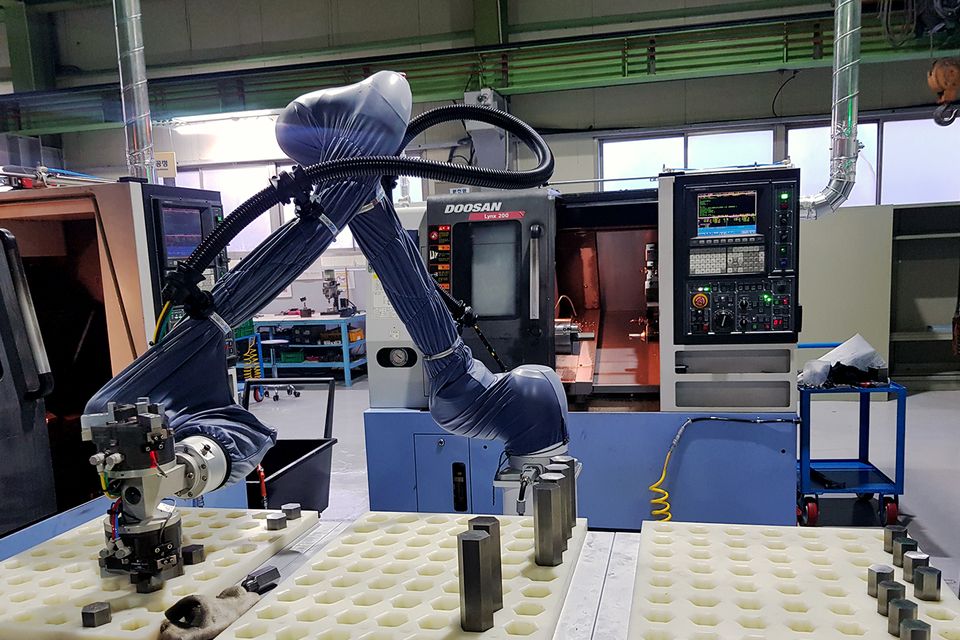 두산이 협력사 스마트공장 구축을 위해 도입한 협동로봇이 생산현장에서 작업을 수행하고 있다.