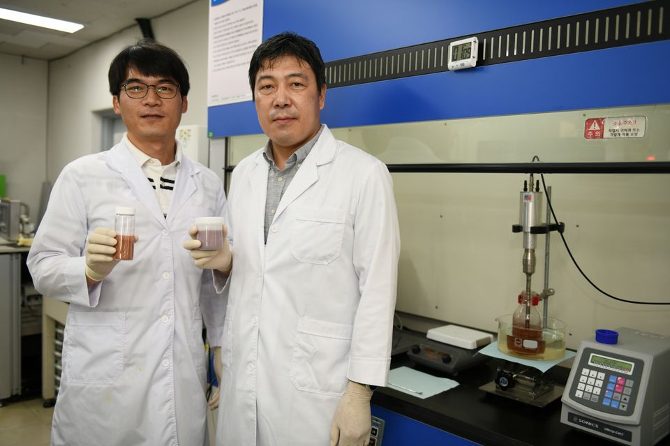 한국전기연구원이 개발한 ‘저가형 금속·그래핀 복합잉크 제조기술’이 최근 과학기술정보통신부가 선정한 ‘2020년 10대 나노기술’로 선정됐다. 사진은 개발자인 정희진 박사(왼쪽)와 이건웅 박사.