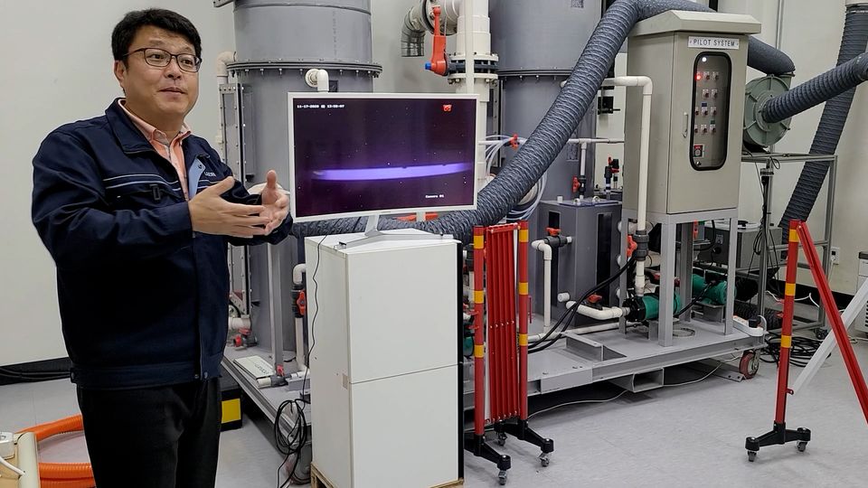 원자력연구원 김병남 박사가 직접 개발한 ‘전자가속기 기반 악취제거 융합시스템’을 설명하고 있다.