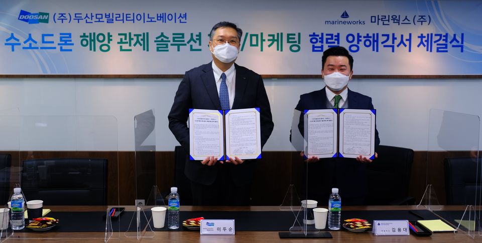 이두순 DMI 대표(왼쪽)와 김용대 마린웍스 대표가 ‘수소드론을 활용한 해양관제 솔루션 개발 업무협약’ 체결 후 기념촬영하고 있다.