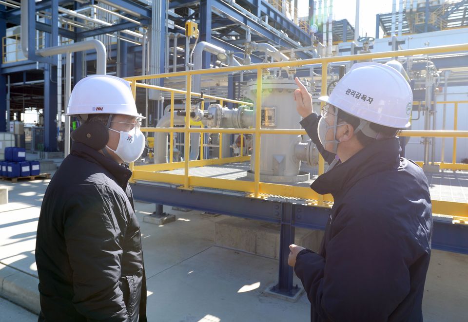 성윤모 산업통상자원부 장관은 8일 오전 ‘대산수소연료전지발전소’를 방문해 안전관리 현황을 점검하고, 겨울철 전력수급에 힘쓰고 있는 직원들을 격려했다.