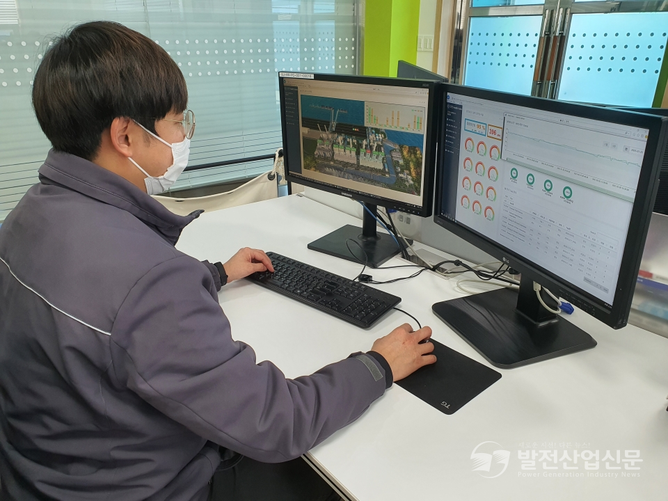 한국동서발전(주) 직원이 '설비건전성 감시 시스템'을 확인하고 있다.