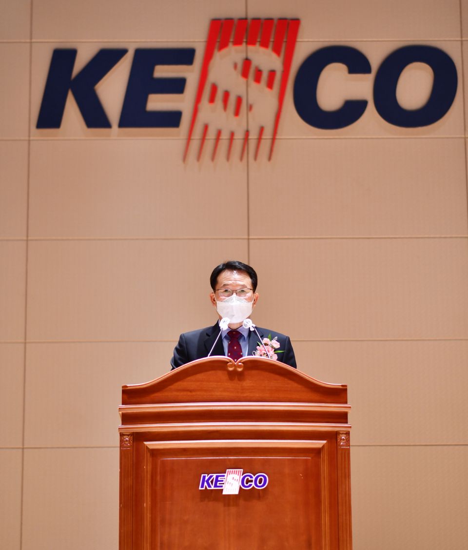 박지현 전기안전공사 신임 사장이 25일 본사에서 열린 취임식에서 취임사를 하고 있다.