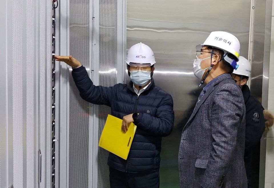 지난 4일 전기안전공사 김권중 기술이사가 태양광시설을 방문해 안전관리 실태를 점검하고 있다.