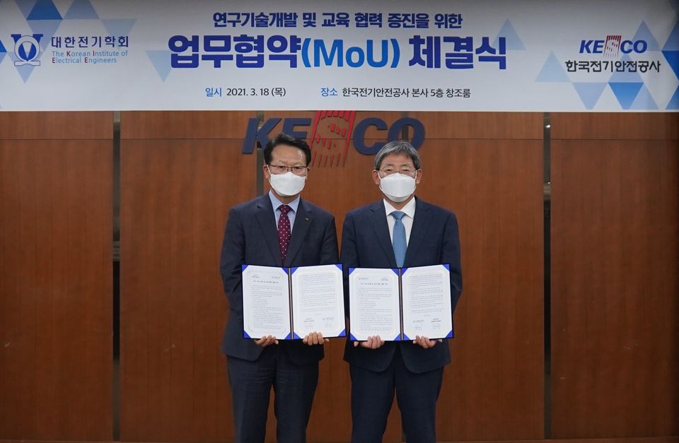 지난 18일 박지현 전기안전공사 사장(왼쪽)과 김철환 전기학회장이 ‘연구기술 개발과 교육 협력 증진을 위한 업무협약’ 체결 후 기념촬영을 하고 있다.