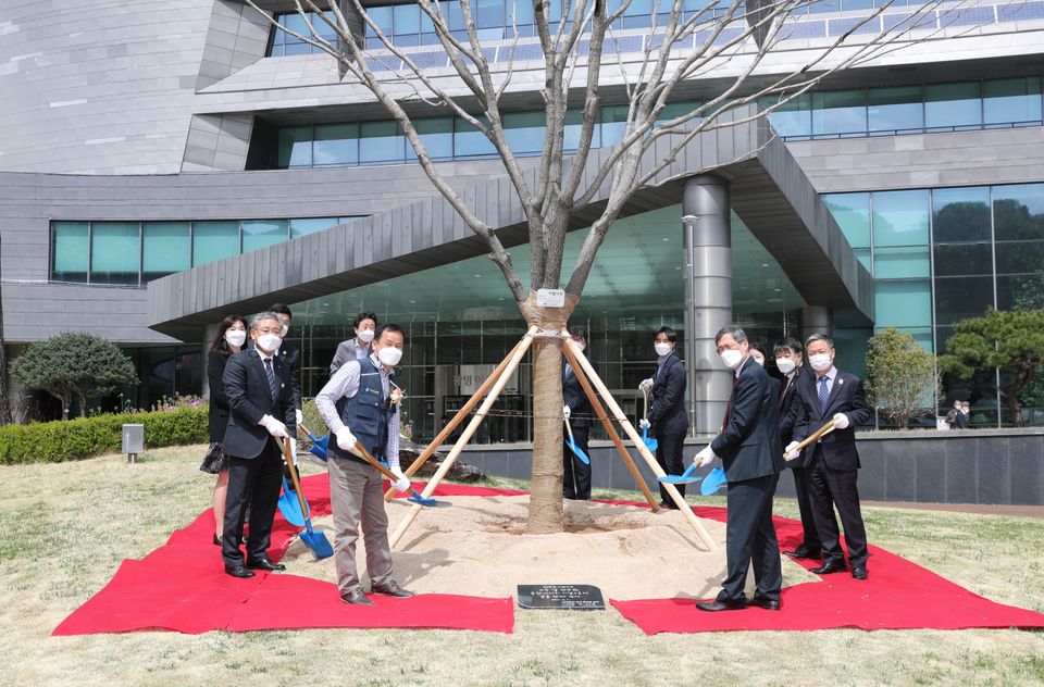 4월 1일 ‘사창립 20주년 기념식’에서 정재훈 사장과 직원들이 기념식수를 하고 있다.