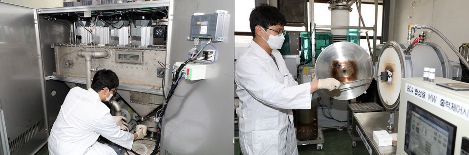 원전운영 방사성폐기물을 마이크로웨이브 장치로 처리해 원료로 전환하는 장면(왼쪽)과 고출력 마이크로웨이브 장치에 원료화된 모의 폐기물을 투입해 탄화붕소로 합성하는 장면.