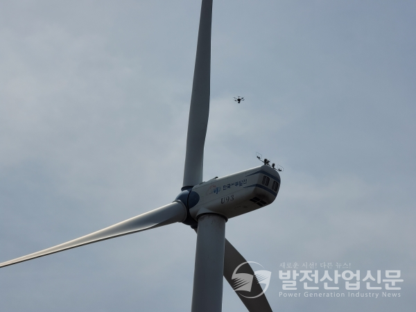 한국서부발전(주)이 드론을 활용해 풍력발전기 안전점검을 하고 있다.