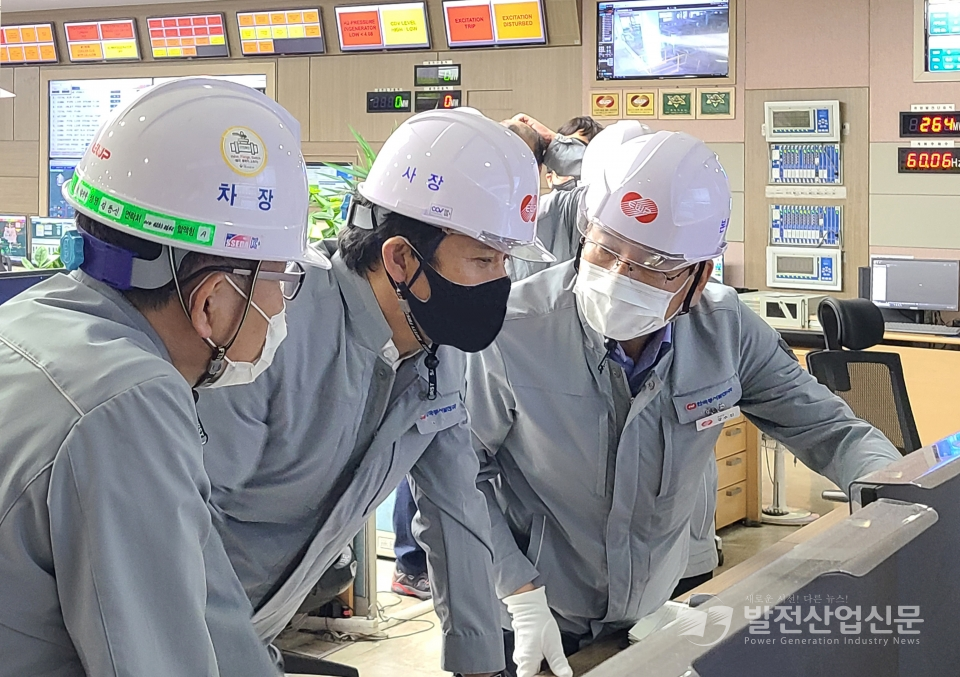 김영문 한국동서발전(주) 사장(왼쪽 두 번째)이 울산발전본부를 방문해 현장 안전점검을 시행하고 있다.