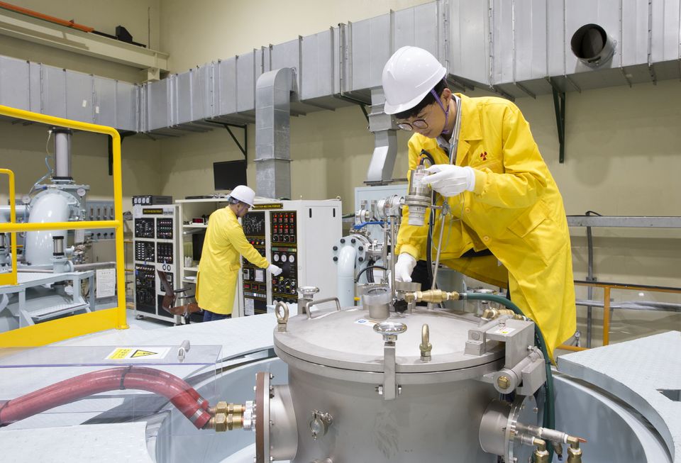 한국원자력연구원은 2018년부터 개발한 ‘고밀도 저농축 우라늄실리사이드 판형핵연료’의 성능검증을 위해 지난 5월 31일 벨기에 원자력연구소(이하 SCK CEN)와 국제공동연구 수행을 위한 협약을 체결했다. 고밀도 저농축 우라늄실리사이드 판형핵연료는 ‘원심분무 핵연료 분말 제조기술’을 적용해 완성했다.