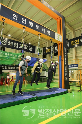 박형덕 한국서부발전(주) 사장(중앙)이 안전벨트 관련 교육을 체험하고 있다.