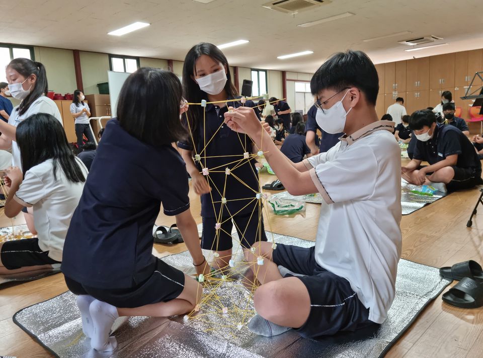 한울원자력본부가 시행한 ‘찾아가는 에너지 아카데미’ 행사에서 학생들이 ‘마시멜로 탑 쌓기’ 게임을 하고 있다.