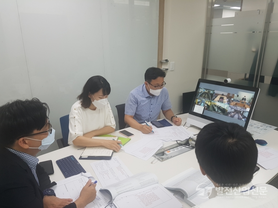 한국남부발전(주) 관계자들이 최근 부산국제금융센터에서 K-규제혁신 회의를 하고 있다.