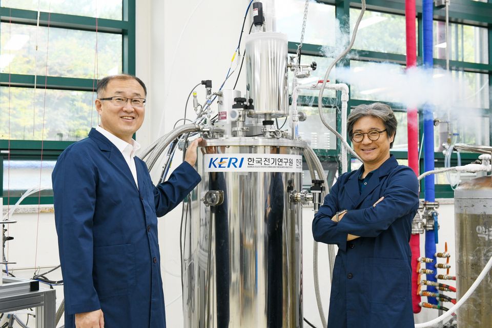 한국전기연구원이 ‘액체수소 생산 및 장기 저장 기술’을 개발했다. 사진은 ‘액체수소 생산 및 장기 저장 기술’을 개발한 전기연구원의 하동우·고락길 박사.
