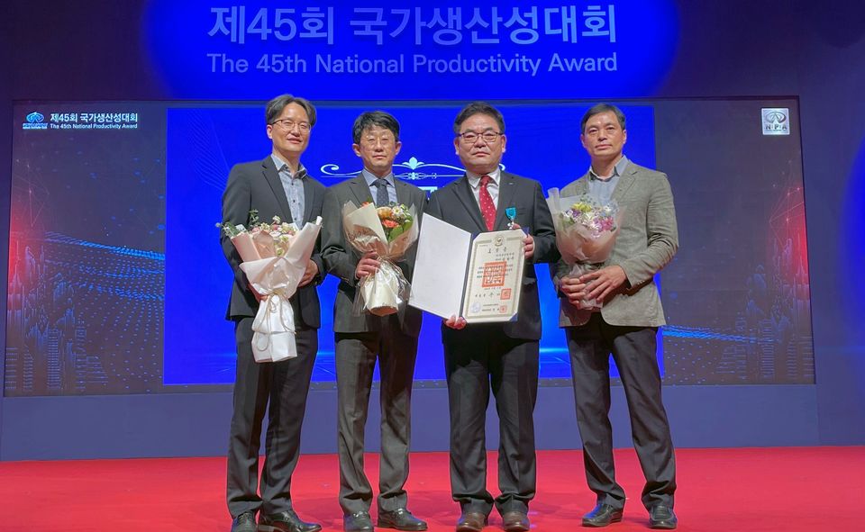 지난 11월 2일 서울 삼성동 코엑스에서 열린 ‘제45회 국가생산성대회’에서 산업포장을 수상한 두산산업차량 심방유 전무(왼쪽 3번째)가 직원들과 기념촬영을 하고 있다.