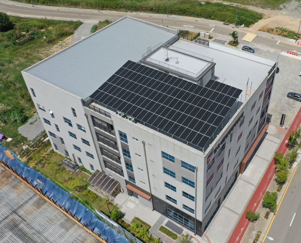한국식품안전관리인증원 본사에 설치된 ‘자가소비용 태양광발전설비’ 전경.