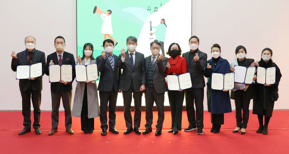 1월 18일 열린 ‘2022년 에너지 아트센터 출범식’에서 김창섭 에너지공단 이사장(왼쪽 4번째)과 김석명 울산시 문화관광체육국장(왼쪽 3번째) 등 내외 관계자들이 기념촬영을 하고 있다