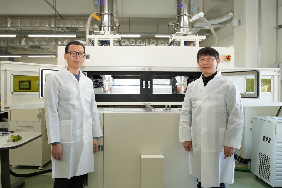 한국원자력연구원이 세계 최초로 ‘PBF 방식 1m 부품 제작용 3D 프린터’를 개발했다. 사진은 핵연료안전연구부 이성욱 선임연구원(왼쪽)과 김현길 부장.