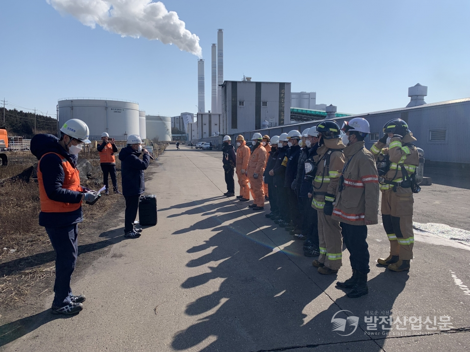 한국남동발전(주) 영흥발전본부(본부장 김종현)는 본부 및 협력사 관계자 30여명이 참석한 가운데 지난 24일, 석탄이송타워(TT-05B)에서 화재 대응 훈련을 시행했다고 4일 밝혔다.