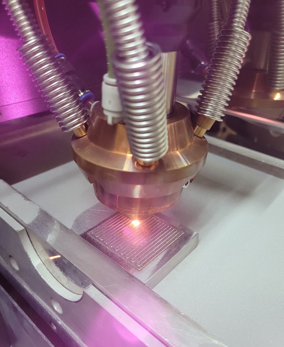 한국원자력연구원이 자체 개발한 3D 프린터로 ‘수소연료전지용 금속 분리판’을 제조하고 있다.