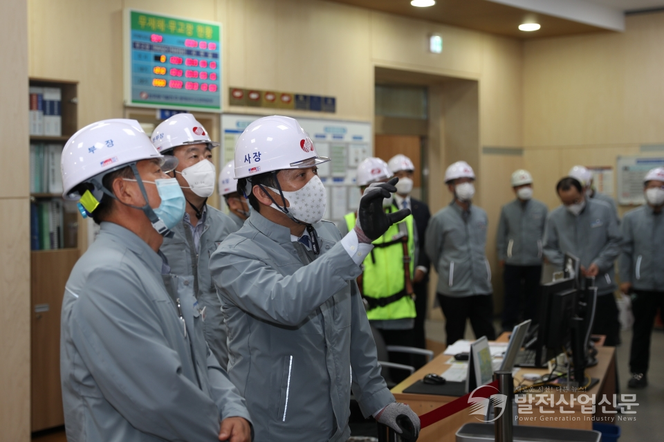 김영문 한국동서발전(주) 사장이 동해발전본부에 방문해 현장안전 경영활동을 펼치고 있다.