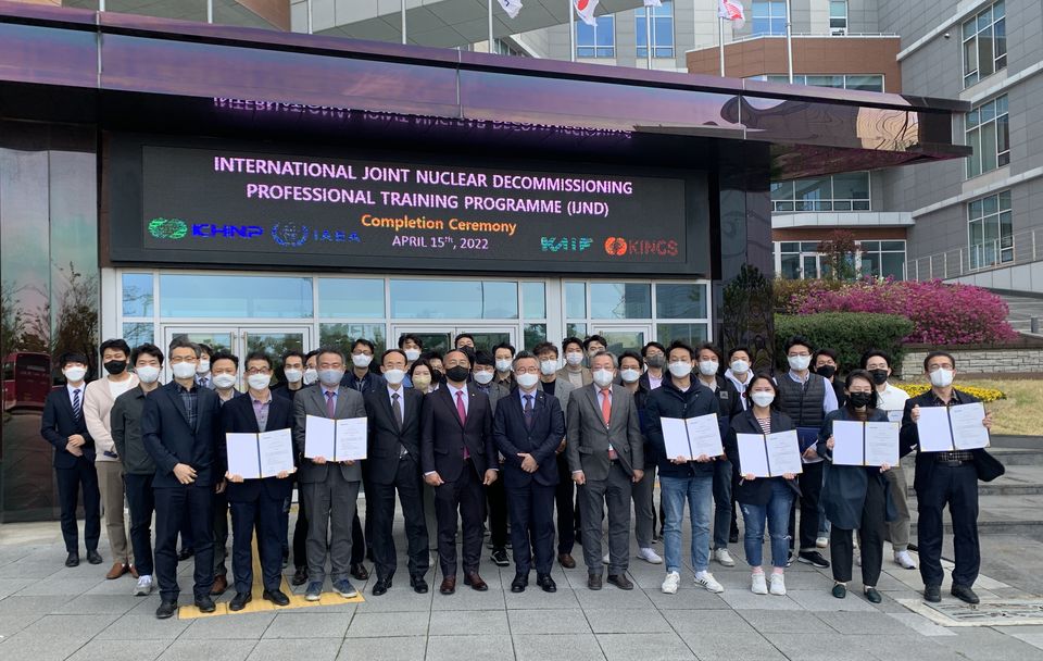 한국수력원자력(주)은 지난 4월 15일 한국전력 국제원자력대학원대학교(KINGS)에서 ‘IAEA 인증 국제 공동 원전해체 전문교육 과정’ 수료식을 가졌다.