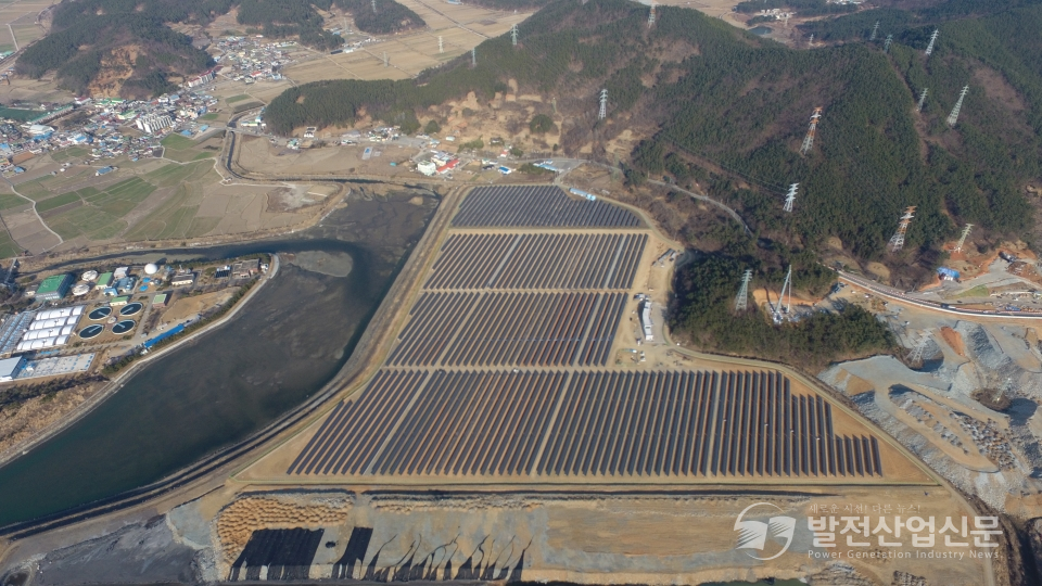 경남 고성군 삼천포발전본부 회처리장에 설치된 삼천포태양광(10MW ) 발전설비 사진.