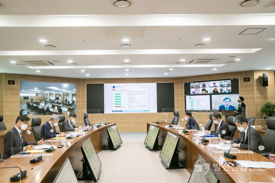한국남동발전(주) 경영진들이 25일 본사에서 화상회의를 통해 출자회사 경영진과 안전대책회의를 하고 있다.