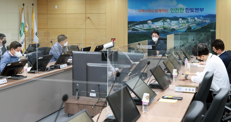 지난 6월 20일 한국수력원자력(주) 한빛원자력본부를 방문한 박일준 산업부 2차관이 관계자로부터 원전 운영 및 정비현황을 보고받고 있다.
