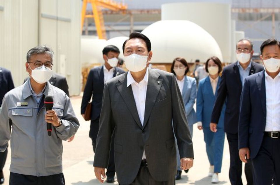윤석열 대통령은 6월 22일 국내 유일의 원전 주기기 제작 기업인 두산에너빌리티의 경남 창원 원자력공장을 방문했다.