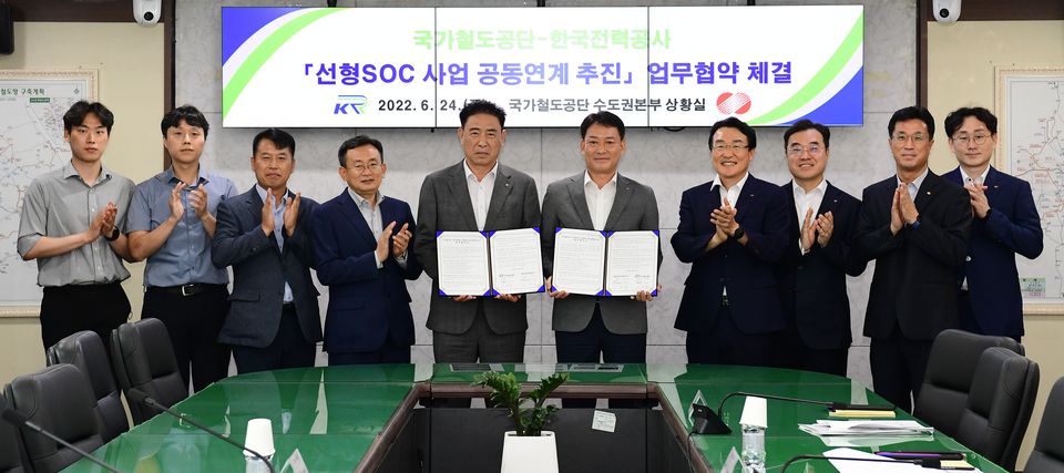 한국전력공사는 지난 6월 24일 국가철도공단(이사장 김한영)과 ‘전력·철도 선형SOC 건설사업 공동연계 협력 업무협약’을 체결했다.
