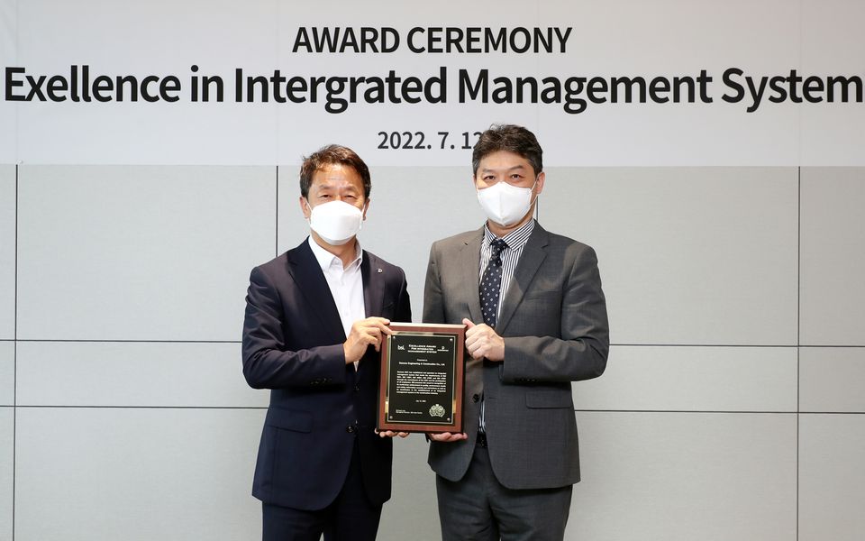 지난 7월 12일 백정완 대우건설 대표이사(왼쪽)가 임성환 BSI Group Korea 대표로부터 ‘통합경영시스템 인증 우수기업 Award’를 수여받고 있다.