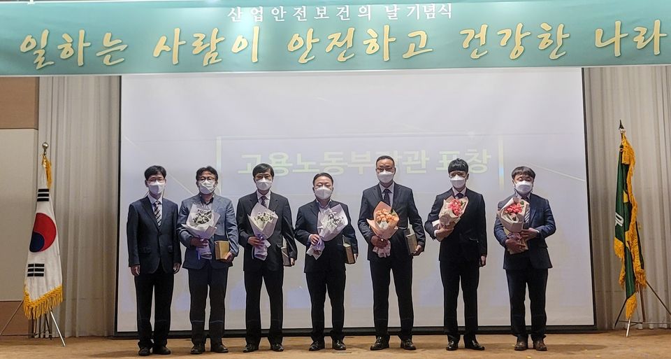 한국원자력환경공단 박경열 과장(오른쪽 2번째)이 지난 7월 14일 고용노동부에서 주관하는 ‘2022년 산업재해 예방 유공자 포상’에서 고용노동부 장관상을 수상했다.