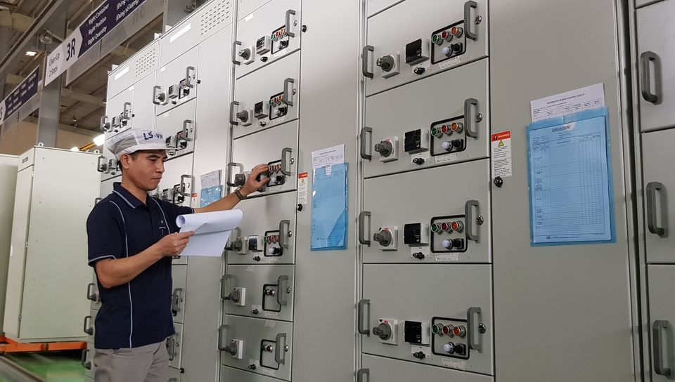 LS일렉트릭은 오는 7월 20일부터 22일까지 베트남 호치민 사이공전시컨벤션센터(SECC)에서 열리는 ‘2022 한국-베트남 스마트 전력에너지전(KOSEF 2022)’에 직류(DC)와 교류(AC)를 아우르는 스마트 전력 통합 솔루션 역량을 선보인다. 사진은 LS일렉트릭 베트남법인 관계자가 하노이 사업장에서 생산된 배전반을 최종 점검하고 있다.