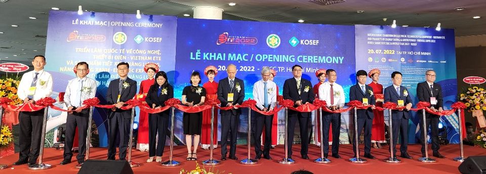 7월 20일 호치민 SECC 전시장에서 열린 ‘2022 베트남-한국 스마트전력에너지전시회’에 개막식에서 구자균 한국전기산업진흥회장(오른쪽 5번째)과 보반호안 호치민시인민위원회 부위장(왼쪽 7번째)을 비롯한 한국-베트남 주요인사들이 테이프 커팅을 하고 있다.
