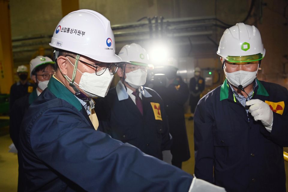 8월 8월 경주 중·저준위 방사성폐기물 처분시설을 방문한 박일준 산업부 2차관이 동굴처분시설에 들러 관리현황을 점검하고 있다.
