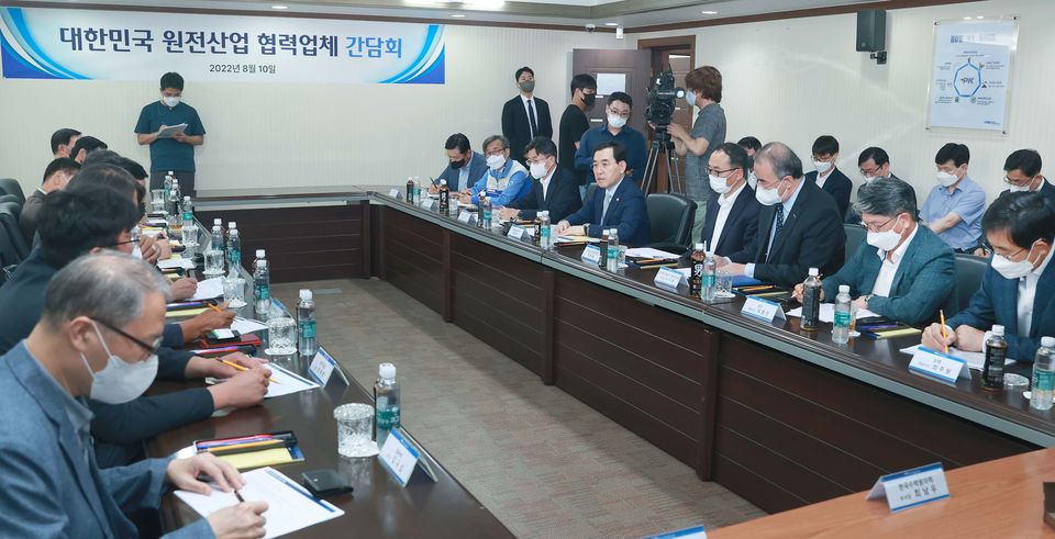 이창양 산업통상자원부 장관은 지난 8월 10일 창원을 방문해 경상남도 및 업계 관계자 20여명이 참석한 가운데 ‘대한민국 원전산업 협력업체 간담회’를 개최했다.
