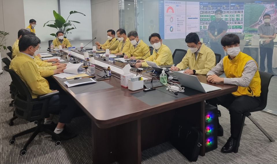 남부발전은 8월 11일 부산 본사 통합관제센터에서 CEO 주재로 ‘전사 집중호우 비상대응 점검회의’를 개최했다.