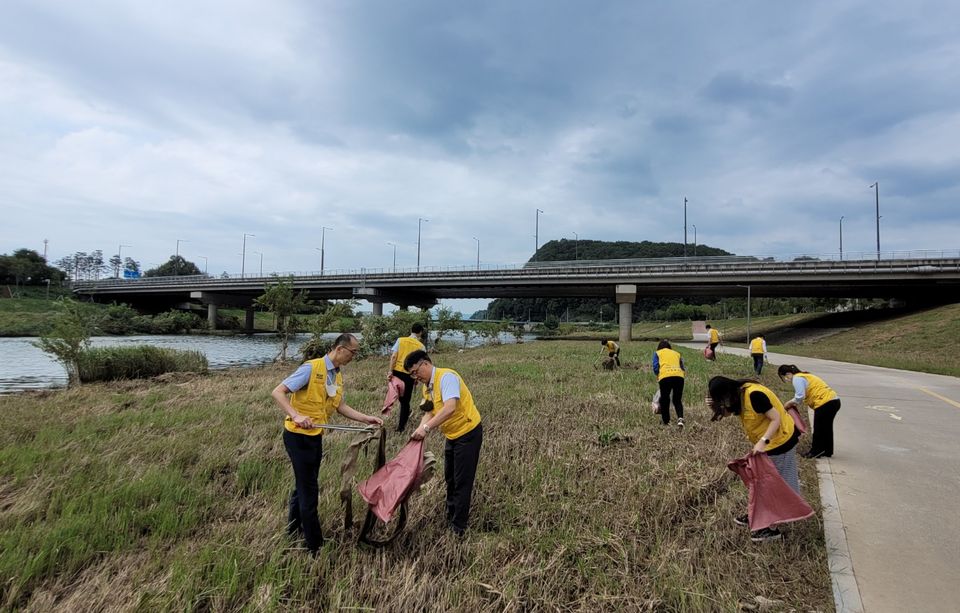 9월 14일 강변 환경정화활동에 나선 한국남동발전 나눔봉사단원들이 태풍 ‘힌남노’로 인해 발생한 쓰레기와 유실물을 수거하고 있다.