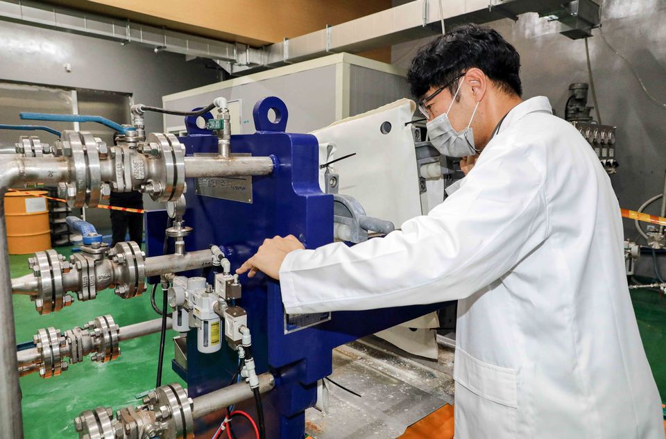 한국원자력연구원 이근영 박사 연구팀이 우라늄폐기물에서 비방사성 물질을 분리하고 있다.