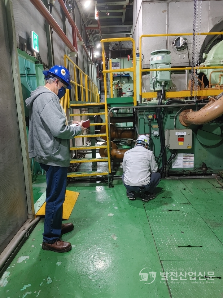 한국남동발전(주) 분당발전본부에서 미전력연구소 관계자가 복합화력 발전설비를 점검하고 있다.