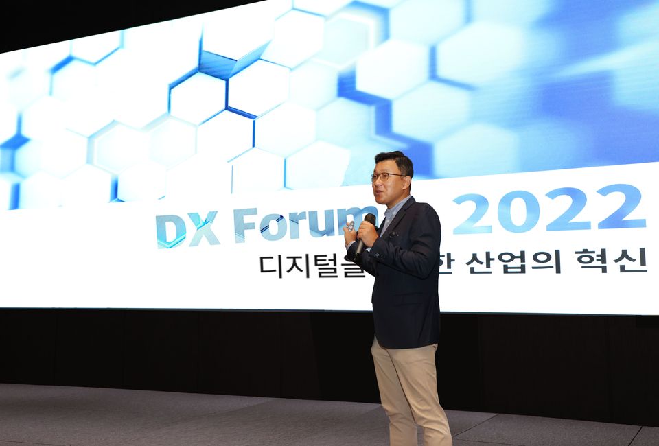 11월 11일 분당 두산타워에서 열린 ‘DX Forum 2022’에서 두산에너빌리티 송용진 전략혁신부문장이 인사말을 하고 있다.
