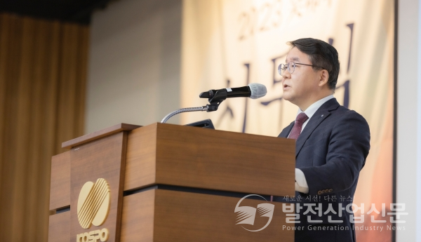 이승우 한국남부발전(주) 사장이 2023년 시무식에서 신년사를 하고 있다.