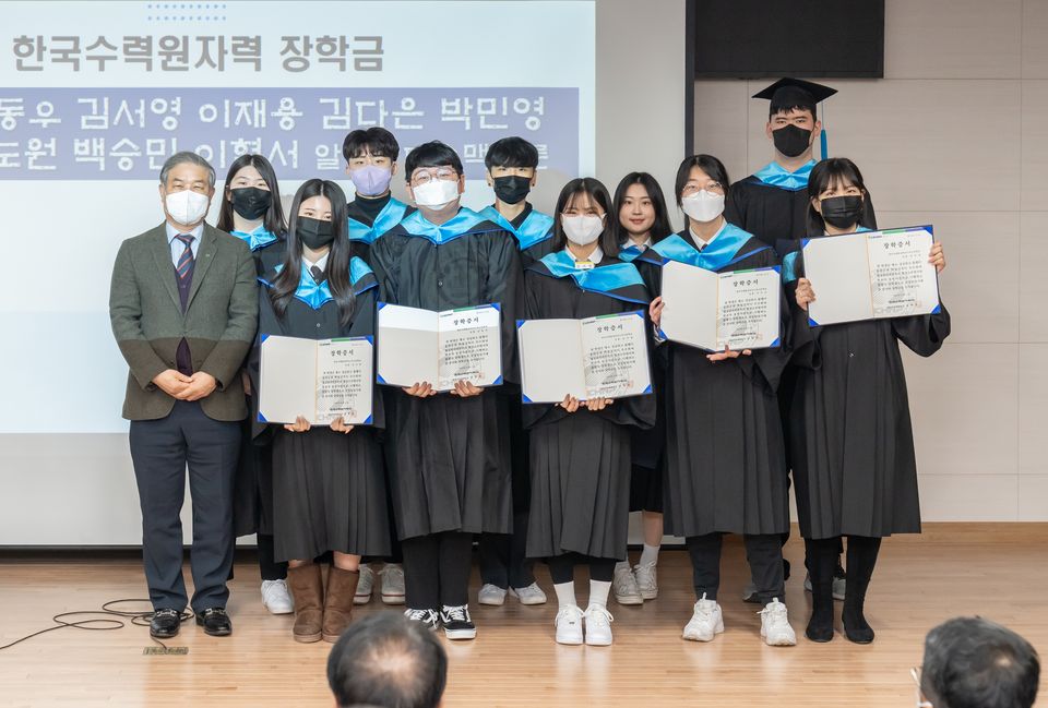 지난 1월 13일 한국국제통상마이스터고등학교의 첫 졸업식에 참석한 김한성 월성원자력본부장(앞줄 왼쪽 첫 번째)이 장학금 전달 후 기념촬영을 하고 있다.