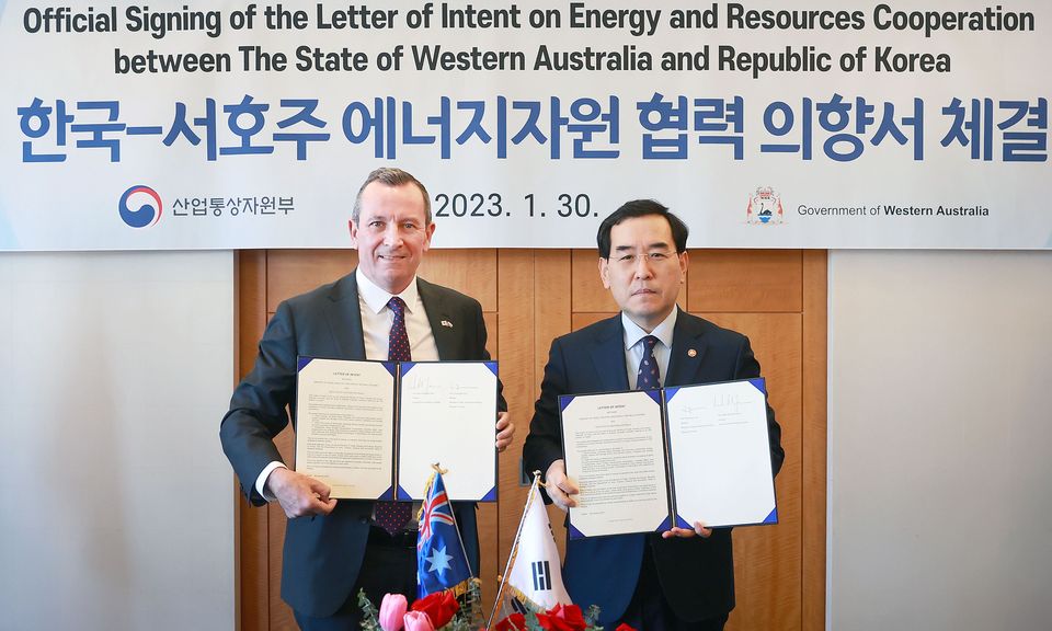 1월 30일 이창양 산업부 장관(오른쪽)과 마크 맥고완 서호주 총리가 ‘에너지자원 협력 의향서’ 체결 후 기념촬영을 하고 있다.