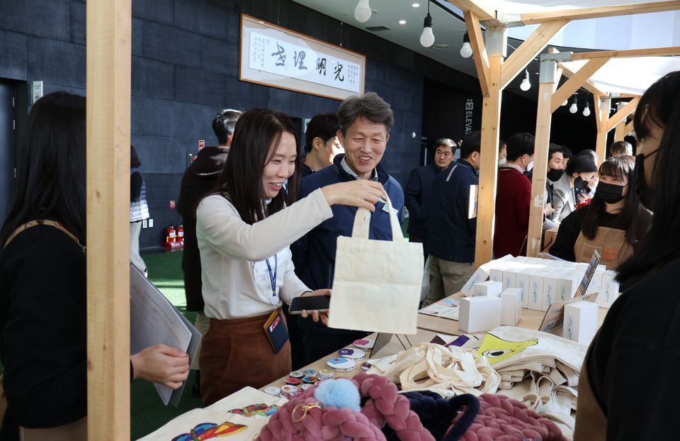 한국수력원자력은 2월 22일과 23일 양일간 경주 본사에서 ‘플리마켓 나눠보장:[場]’ 행사를 진행한다.