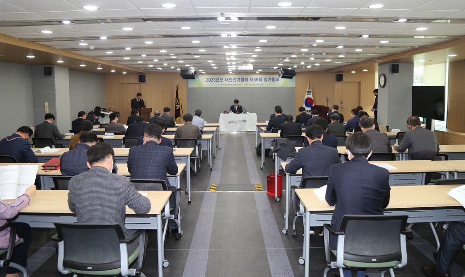 대한전기협회는 2월 28일 전기회관(서울 송파구)에서 ‘제58회 정기총회’를 개최해 전기협회의 새로운 2030 비전인 ‘에너지 전환을 선도하는 혁신 플랫폼’이 선포됐다.